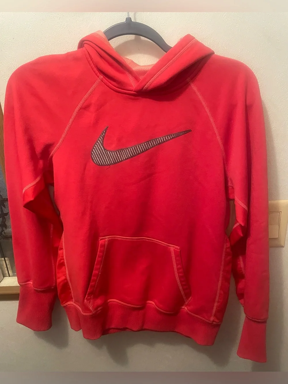 Nike Kids Red Hooded Sweatshirt with Swoosh Logo. Therma Fit Size Medium